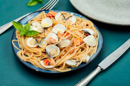 Téléchargez les photos : Pâtes aux fruits de mer aux palourdes et spaghettis. Cuisine italienne saine - en image libre de droit