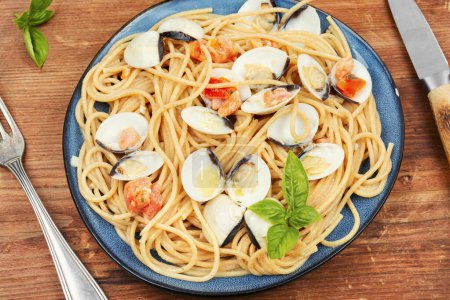 Téléchargez les photos : Pâtes aux fruits de mer aux palourdes et spaghettis. Vue du dessus - en image libre de droit