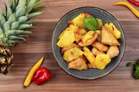 Téléchargez les photos : Salade savoureuse ou tofu frit à l'ananas. Plat chinois traditionnel - en image libre de droit
