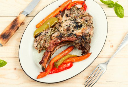 Téléchargez les photos : Bifteck de viande de porc tomahawk rôti sur table en bois. style rustique. Vue du dessus - en image libre de droit