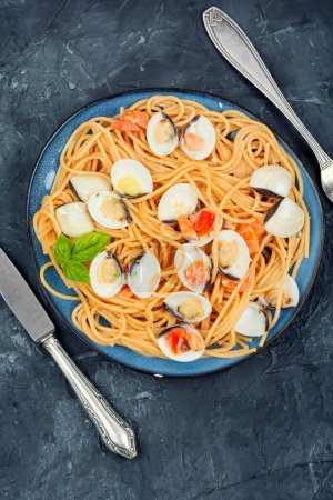 Téléchargez les photos : Pâtes aux fruits de mer aux palourdes et spaghettis. Vue du dessus - en image libre de droit
