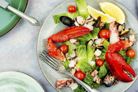Téléchargez les photos : Salade maison de crevettes, moules, homards et légumes. - en image libre de droit