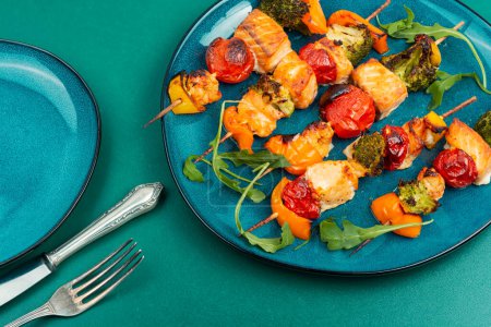 Téléchargez les photos : Brochettes de kebab de saumon grillé aux légumes. - en image libre de droit