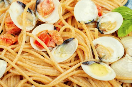 Téléchargez les photos : Pâtes aux fruits de mer aux palourdes alle vongole et spaghettis. Gros plan - en image libre de droit
