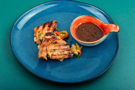 Foto de Filete de atún a la parrilla con salsa en un plato. Dieta Keto - Imagen libre de derechos