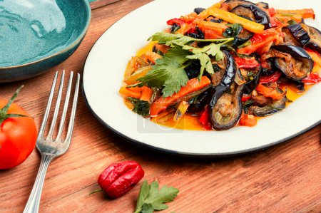 Téléchargez les photos : Saute de légumes faite maison avec aubergine. Alimentation végétarienne. - en image libre de droit