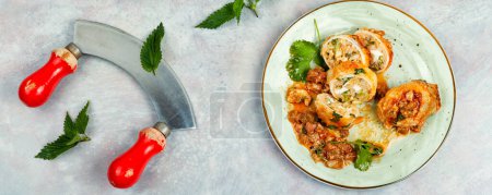 Foto de Almejas cocidas en rodajas, calamares rellenos de arroz y ortiga sobre un fondo gris claro. Corea alimentos. - Imagen libre de derechos