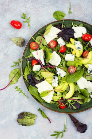 Téléchargez les photos : Salade vitaminée de légumes, laitue verte fraîche et fromage. Régime alimentaire d'été - en image libre de droit