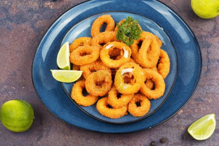Téléchargez les photos : Calamars frits ou anneaux de calmar sur une assiette - en image libre de droit
