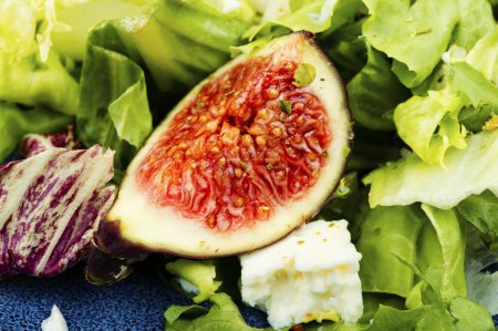 Téléchargez les photos : Salade crue utile d'automne avec des figues, des feuilles vertes et du fromage. Contexte alimentaire - en image libre de droit