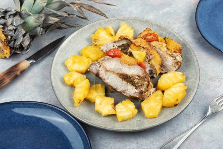 Téléchargez les photos : Viande savoureuse rôtie à l'ananas frais. Fruits et viande - en image libre de droit