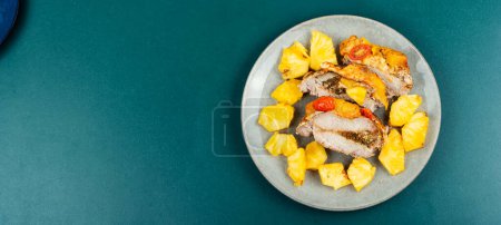 Téléchargez les photos : Viande appétissante rôtie à l'ananas frais. De la nourriture cubaine. Pose plate avec espace de copie. - en image libre de droit
