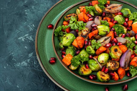 Foto de Ensalada caliente con verduras a la parrilla de colores - Imagen libre de derechos