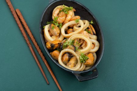 Téléchargez les photos : Moules grillées, calmar et crevettes. Fruits de mer assortis - en image libre de droit