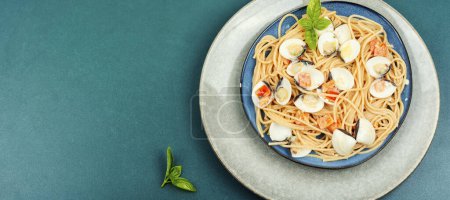 Foto de Pastas de mariscos con almejas y espaguetis. Cocina italiana sana, espacio para el texto, bandera larga. - Imagen libre de derechos