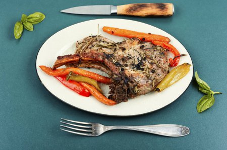 Téléchargez les photos : Ribeye frit ou steak de viande de porc tomahawk. Vue du dessus - en image libre de droit