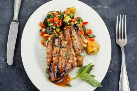 Foto de Filete de atún cocido con verduras en un plato. Mariscos. - Imagen libre de derechos