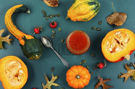 Téléchargez les photos : Délicieuse confiture de citrouilles dans un bocal en verre et citrouilles fraîches. Cuisine d'automne. - en image libre de droit