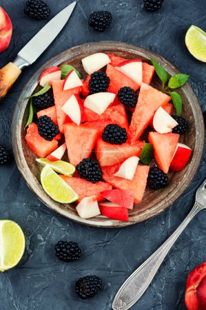 Foto de Ensalada de sandía, mora y melocotón. Ensalada de frutas de verano. Vista superior - Imagen libre de derechos