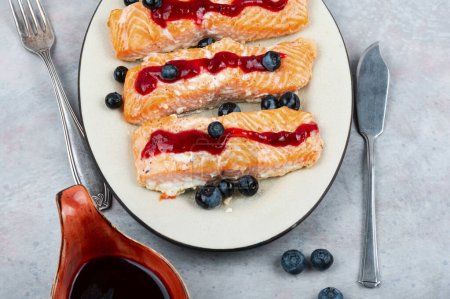 Téléchargez les photos : Filet de saumon frit avec sauce aux myrtilles. Aliments sains - en image libre de droit