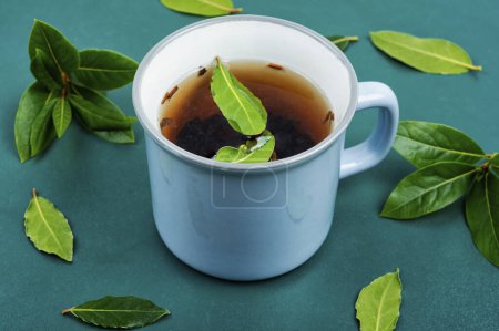 Téléchargez les photos : Coupe de thé calmant de guérison à partir de feuilles de laurier. Infusion de feuilles de laurier. - en image libre de droit