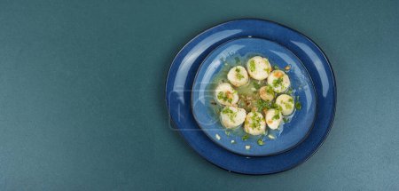 Téléchargez les photos : Saint-Jacques rôti avec du vert sur une assiette, fruits de mer. Charcuterie pétoncle géant. Espace de copie. - en image libre de droit