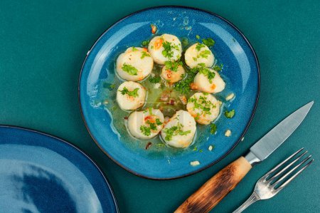 Téléchargez les photos : Pétoncles frits avec du vert dans une assiette, fruits de mer. Vue du dessus. - en image libre de droit
