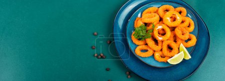 Téléchargez les photos : Calamars frits ou anneaux de calmar. Délicieux plat frit. Espace pour le texte - en image libre de droit