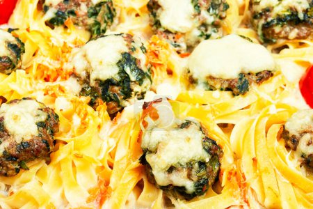 Téléchargez les photos : Délicieux nids de pâtes Fettuccine avec boulettes de viande et orties. Une casserole. Gros plan - en image libre de droit