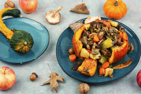 Foto de Calabaza asada de otoño rellena de carne de res, champiñones, manzana y verduras. Comida americana. - Imagen libre de derechos