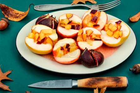 Téléchargez les photos : Pommes et figues d'automne caramélisées cuites au four. Dessert végétalien fait maison - en image libre de droit