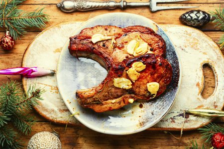 Téléchargez les photos : Fried, baked pork loin for the Christmas table. Pork rack - en image libre de droit