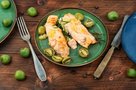 Téléchargez les photos : Steaks de saumon cuits avec mini kiwi sur une table en bois. Concept de régime méditerranéen. - en image libre de droit