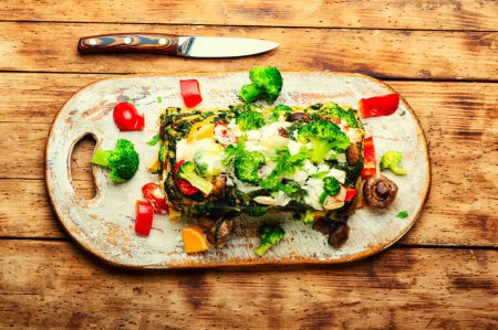 Téléchargez les photos : Délicieux lasagnes, brocoli, champignons et terrine de poivre. Aliments festifs. - en image libre de droit