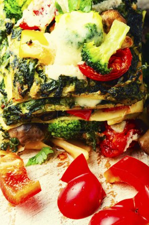 Téléchargez les photos : Délicieux lasagnes, brocoli, champignons et terrine de poivre. Alimentation végétarienne. - en image libre de droit