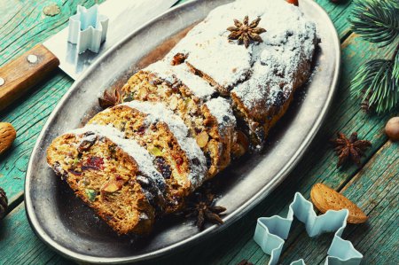Téléchargez les photos : Stollen est une délicieuse pâtisserie de Noël allemande. Gâteau de Noël - en image libre de droit