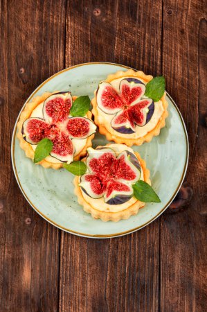 Téléchargez les photos : Dessert tartelette appétissant avec crème fouettée et figues. Délicieuse tarte aux figues. - en image libre de droit