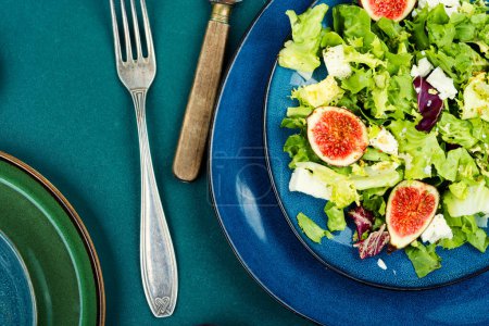 Téléchargez les photos : Salade maison juteuse aux figues, feuilles vertes et fromage. - en image libre de droit
