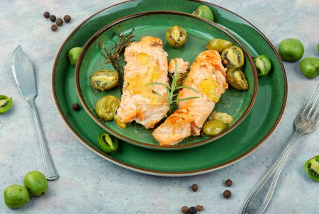 Téléchargez les photos : Steaks de saumon cuits au four avec mini kiwi. Concept de régime méditerranéen. - en image libre de droit