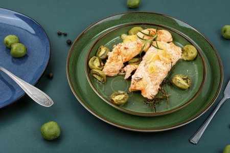 Téléchargez les photos : Steaks de saumon grillés avec mini kiwi dans une assiette. Aliments diététiques. - en image libre de droit