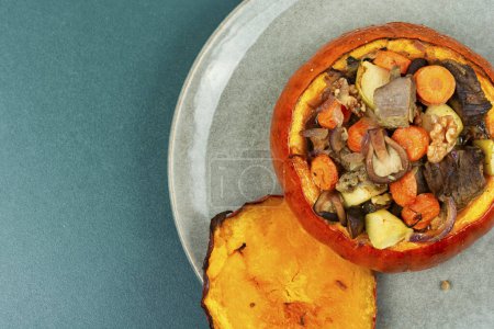 Téléchargez les photos : Citrouille rôtie farcie de bœuf, champignons et pomme. Une nourriture saine. Espace pour le texte - en image libre de droit