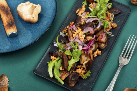 Téléchargez les photos : Salade d'automne aux champignons cuits, oignons, laitue et noix. Concept alimentation saine. - en image libre de droit