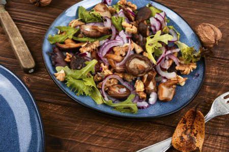 Téléchargez les photos : Salade maison aux champignons rôtis, oignon rouge, herbes et noix. Alimentation végétarienne saine - en image libre de droit
