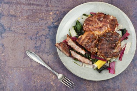 Téléchargez les photos : Bifteck de rôti appétissant avec une garniture de légumes. Espace de copie - en image libre de droit