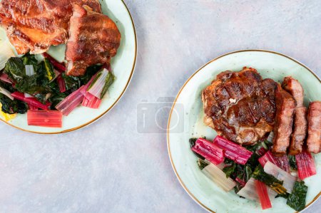 Téléchargez les photos : Délicieux steak de viande frite et salade d'herbes fraîches - en image libre de droit