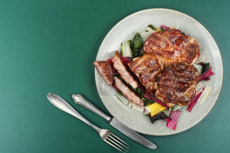 Téléchargez les photos : Steak de viande appétissant sur un oreiller de légumes. Espace de copie - en image libre de droit
