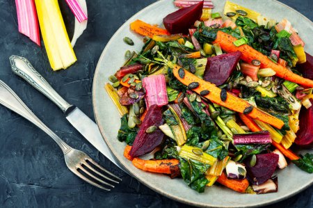 Foto de La alimentación brillante - la acelga cocida, la remolacha y la zanahoria. Concepto de comida saludable vegetariana - Imagen libre de derechos