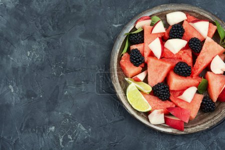 Foto de Ensalada de vitaminas de sandía, mora y melocotón. Ensalada de frutas de verano. Vista superior con espacio de copia. - Imagen libre de derechos