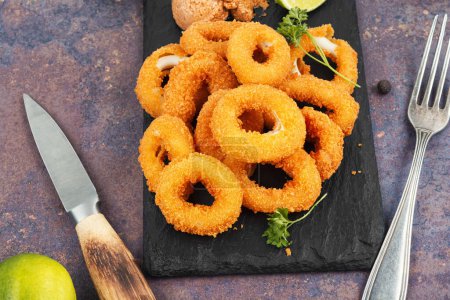 Foto de Calamares fritos o anillos de calamar. Alimentos poco saludables - Imagen libre de derechos