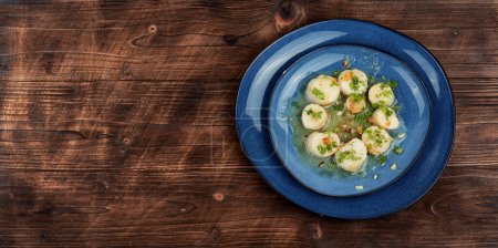 Téléchargez les photos : Pétoncles rôtis avec du vert sur une assiette. Menu restaurant - en image libre de droit